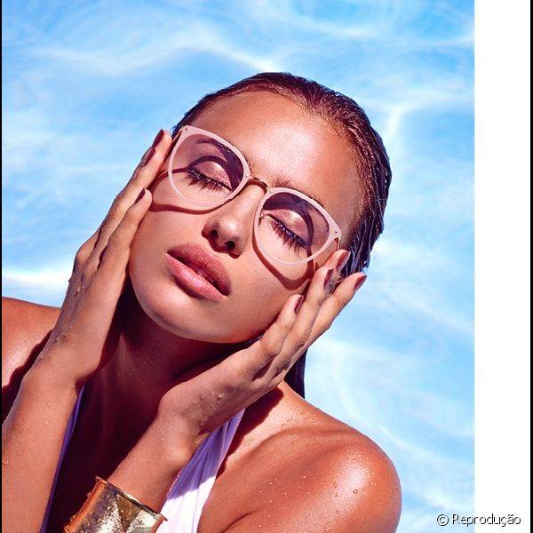 A modelo Irina Shayk foi a escolhida para estrelar a campanha de uma marca de ?culos escuros. Para as unhas, a top apostou no esmalte bronze